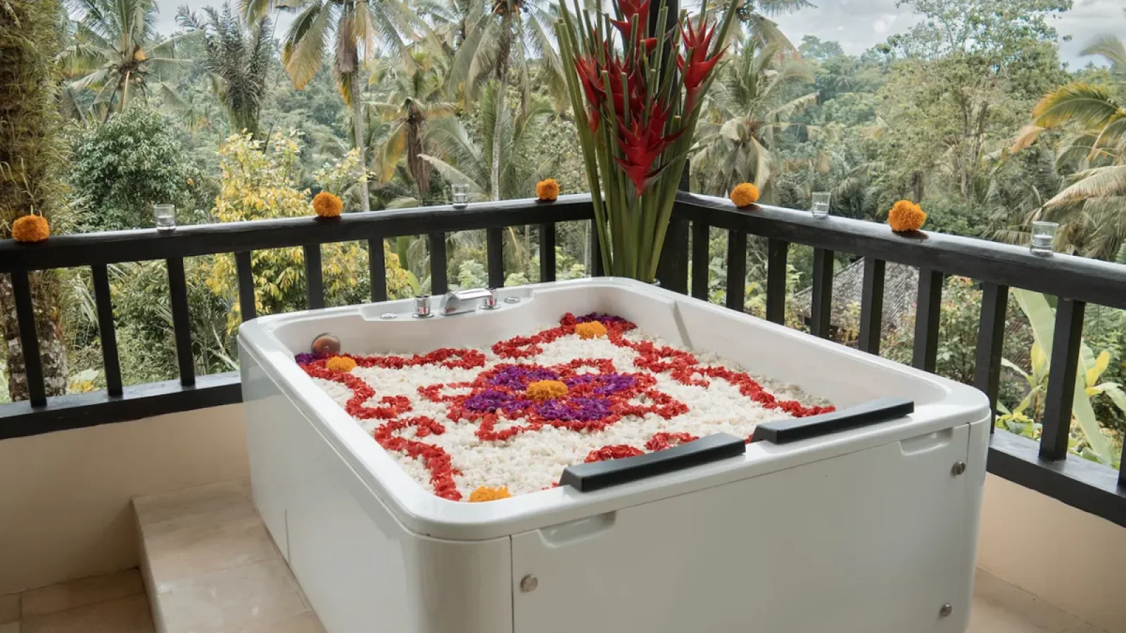 Panoramic Corner Jacuzzi Royal Suite