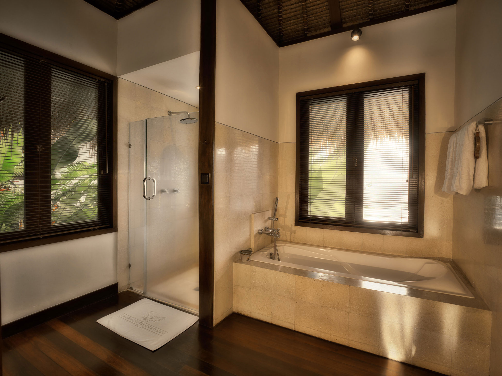 Jungle View Villa - Bathtub and shower