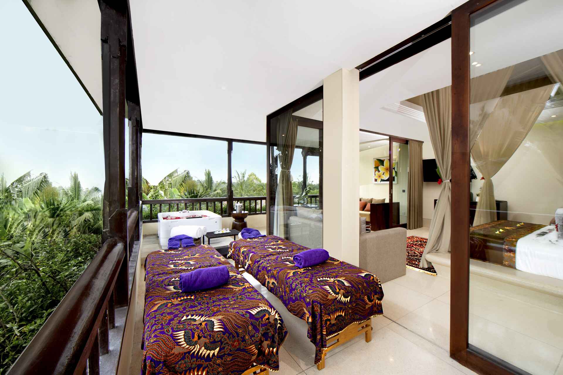 Panoramic Jacuzzi Corner Suite - Spa Bed