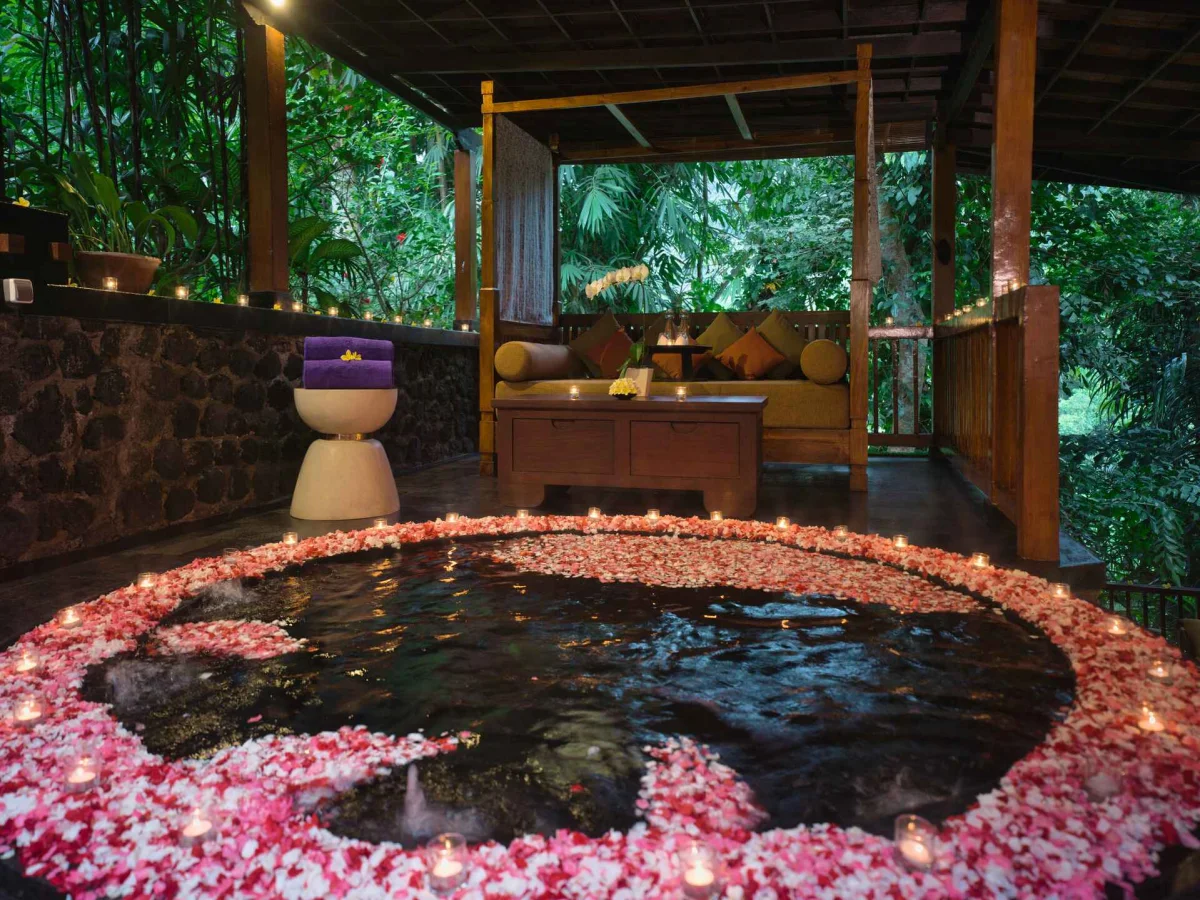 Spa Jacuzzi surrounded by tropical greenery at Nandini Jungle